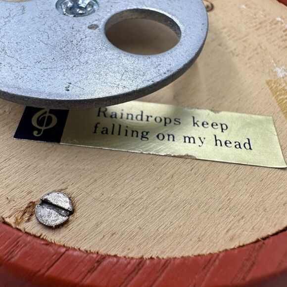 Anri Music Box Plays Raindrops Keep Falling On My Head Girl Washing Laundry - Picture 7 of 10